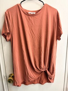 Green Envelope Rusty Rose Side-Knot Short Sleeve Tee
